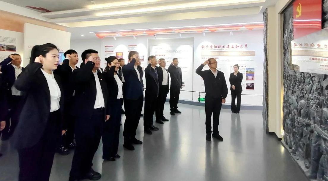 吕晓光参加市委办党支部主题党日活动