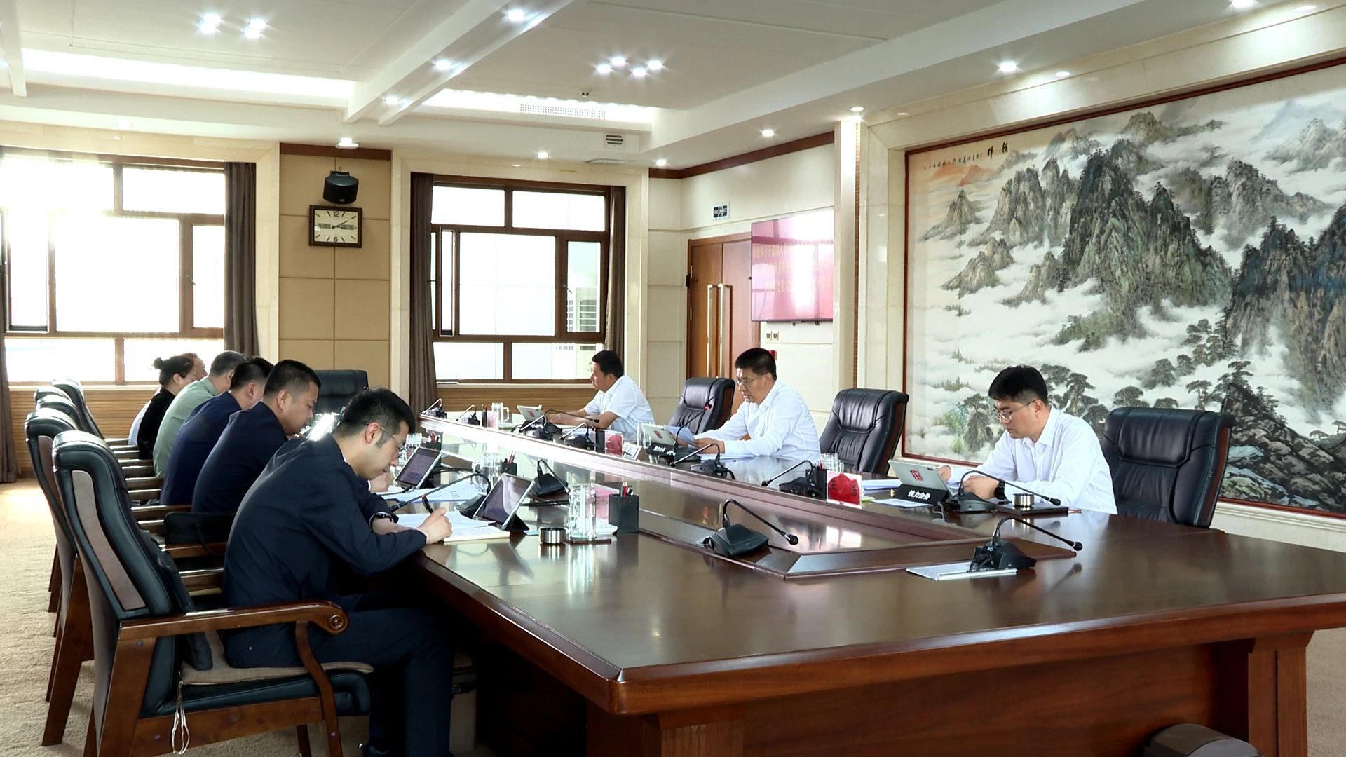市级领导干部深入贯彻中央八项规定精神学习教育第二期专题读书班暨市委理论学习中心组2025年度第六次集体学习会议召开