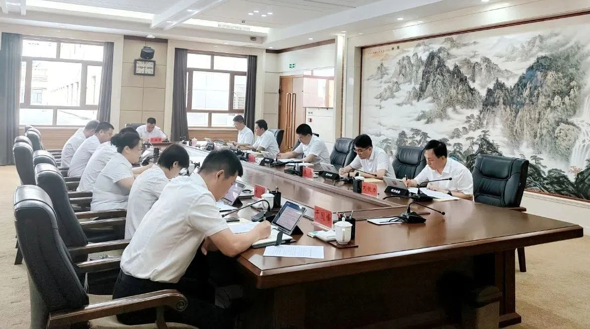 市委书记吕晓光主持召开市委理论学习中心组2025年度第八次集体学习会议