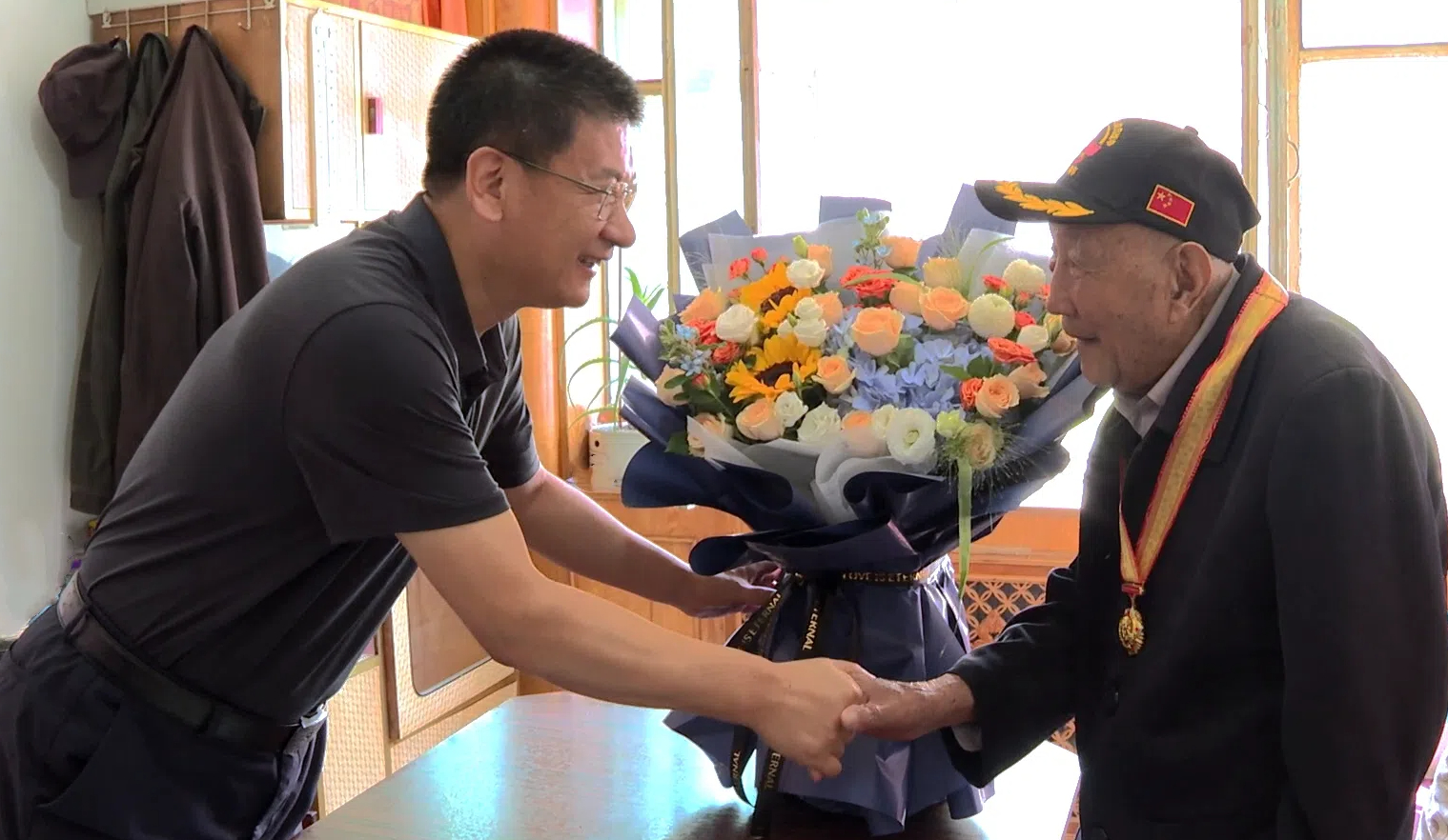 吕晓光走访慰问抗战老战士并颁发“中国人民抗日战争胜利80周年”纪念章