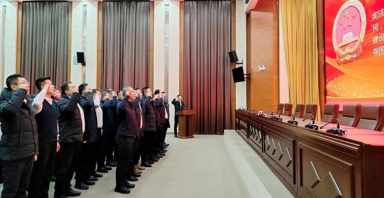 铁力市人民政府举行宪法宣誓仪式