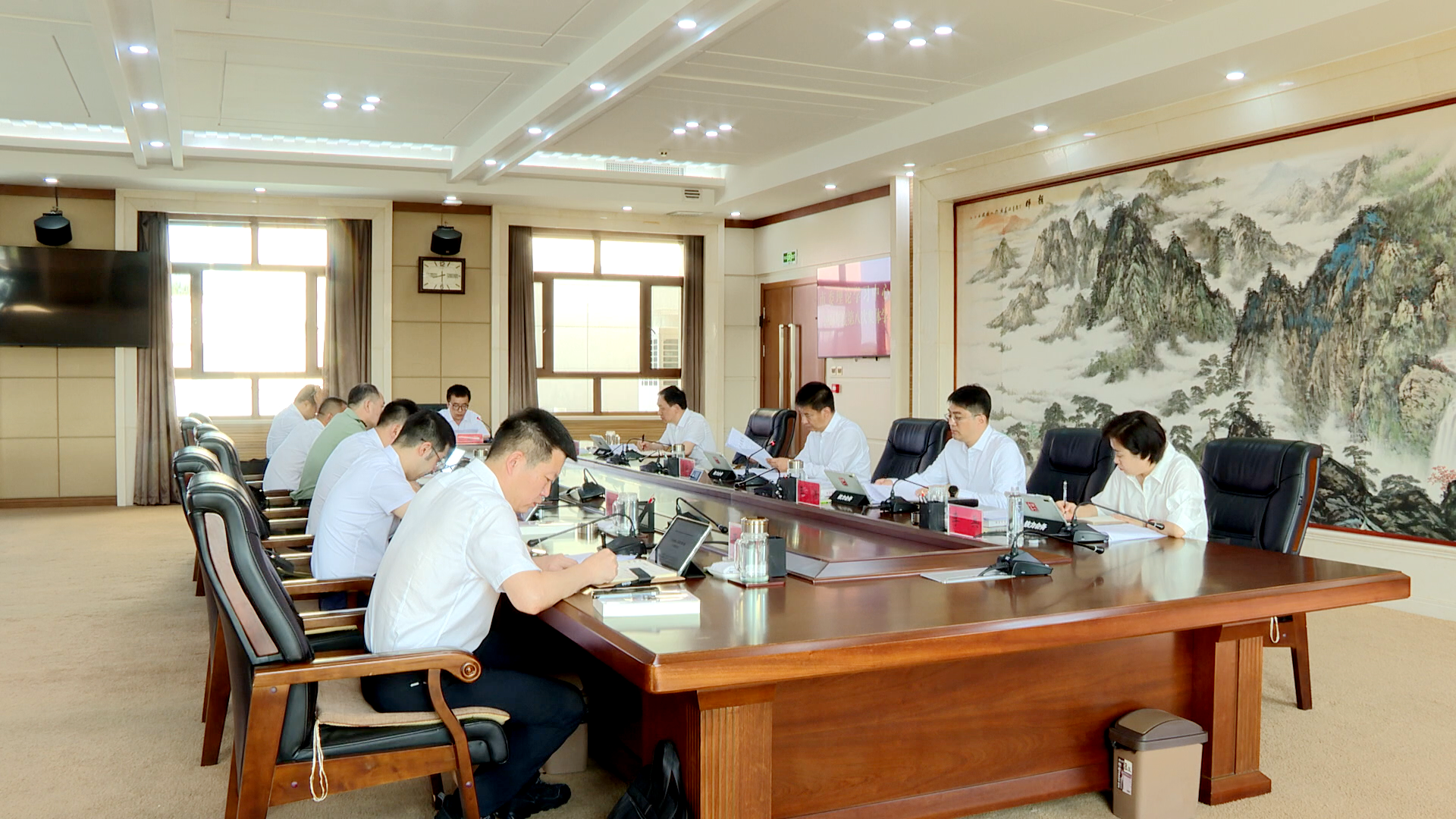 市委书记吕晓光主持召开市委理论学习中心组2026年度第八次集体学习会议